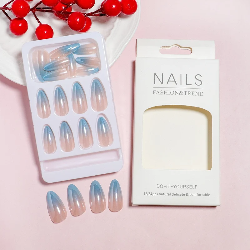 Glänzendes Faux-Nagel-Set Karnz
