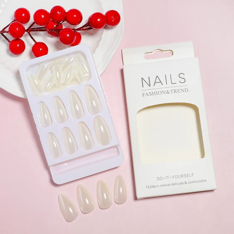 Glänzendes Faux-Nagel-Set Karnz
