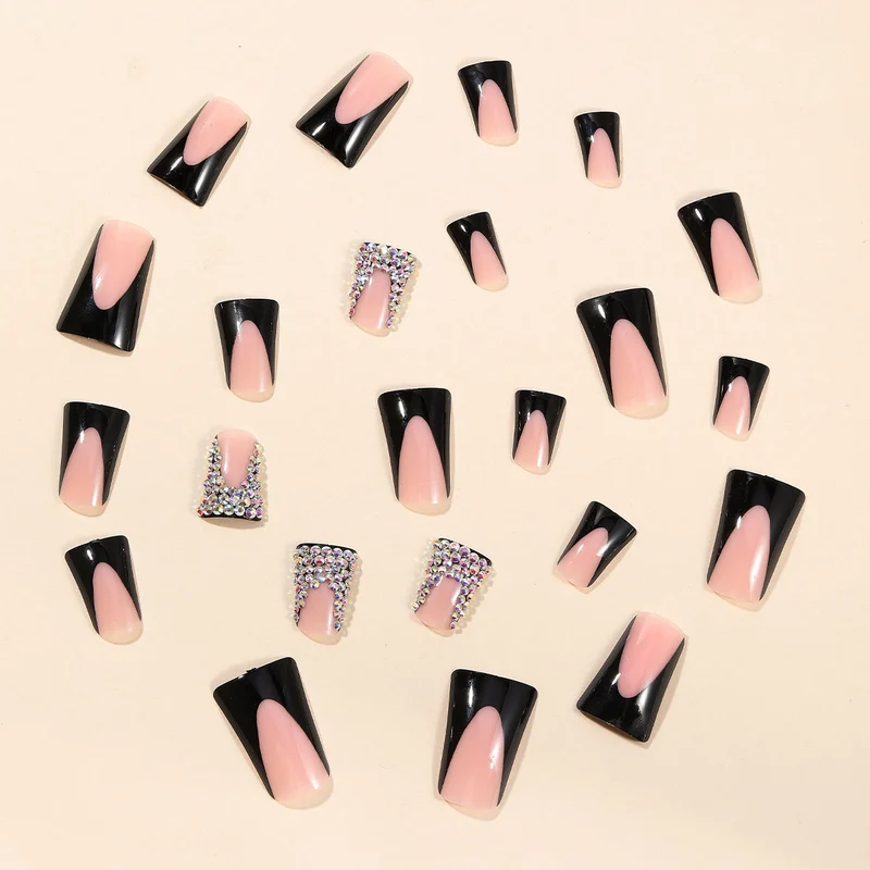 Glamouröse mit Schmucksteinakzenten verzierte Nagelverlängerungen Karnz