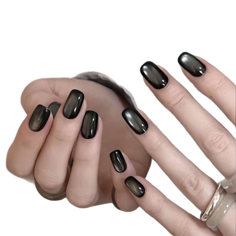 Stylische Press-On Nagelverzierungen Karnz