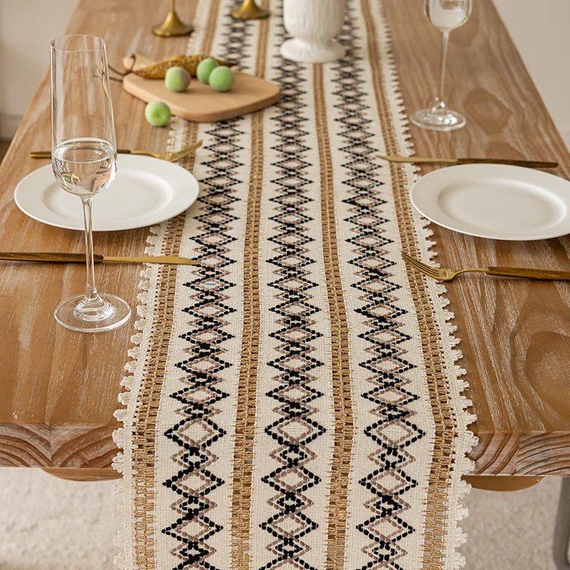 Handgewebter Bohemian Baumwoll- Tischläufer mit Fransenquasten und geometrischer Stickerei