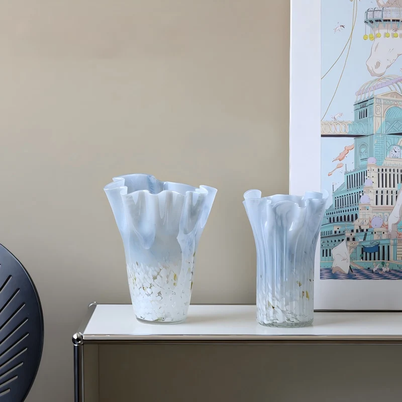 Elegante Glasvase mit kunstvollem Wellendesign Karnz