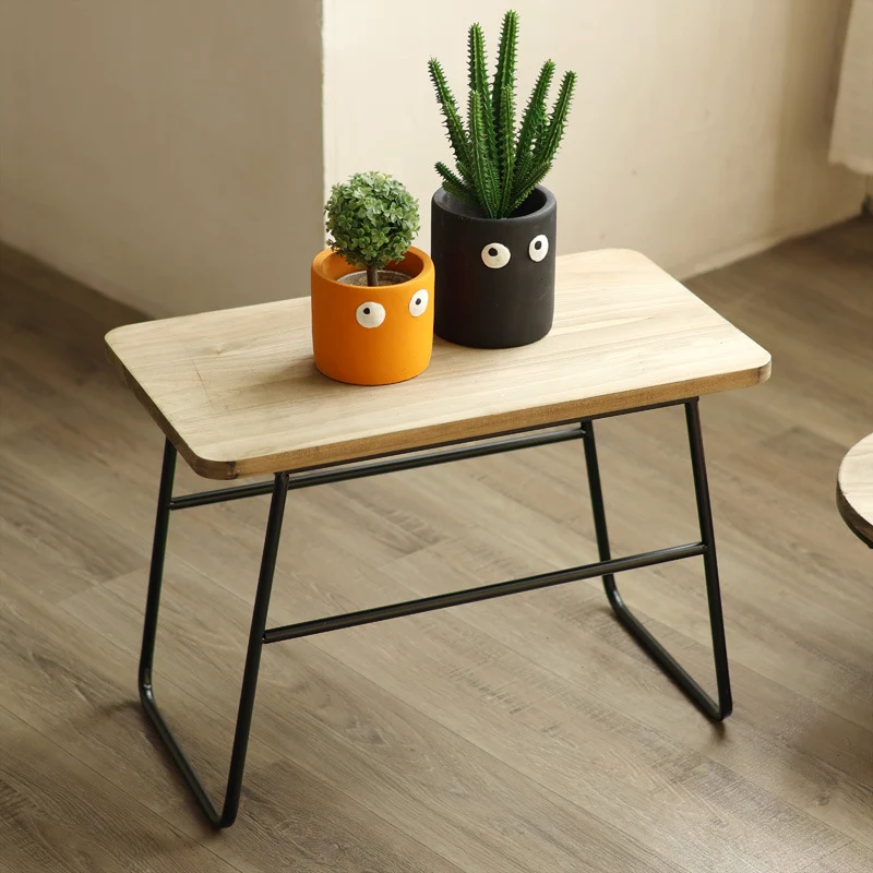 Moderner Holz-Hocker mit Metallgestell Karnz
