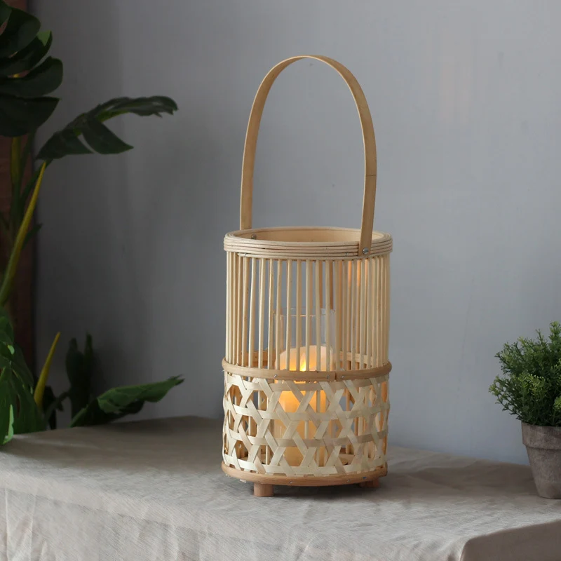Handgefertigte Laterne aus Rattan Karnz