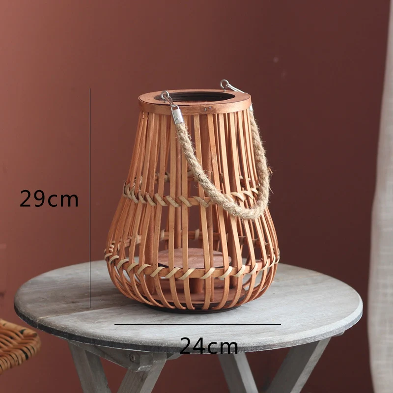 Handgefertigte Laterne aus Holz und Geflecht Karnz