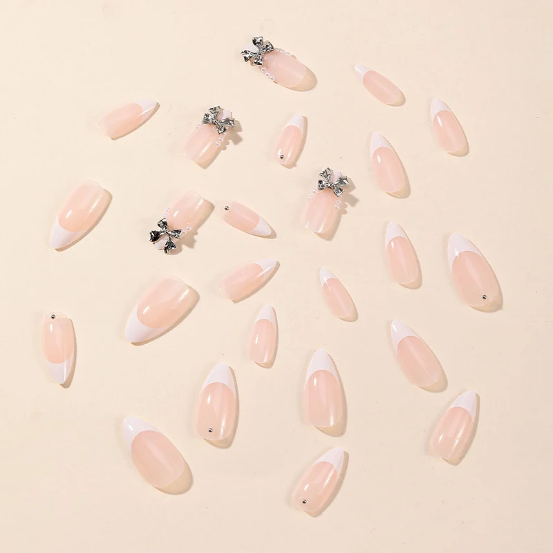 Elegante Stiletto Nagelkunst mit Strass-Akzenten Karnz