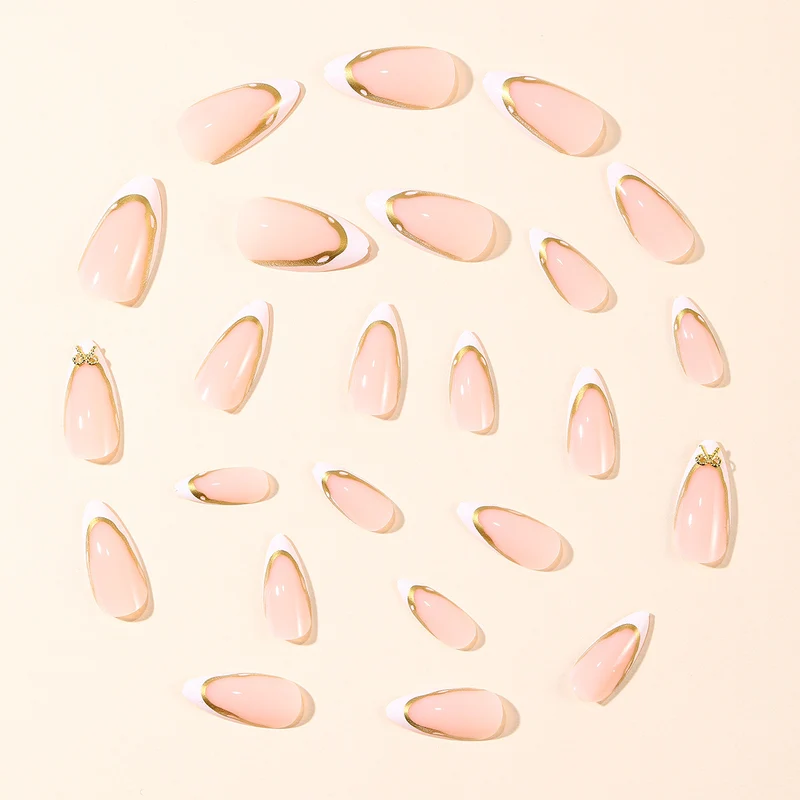 Elegante French Tip Nagelverlängerungen mit goldenen Akzenten Karnz