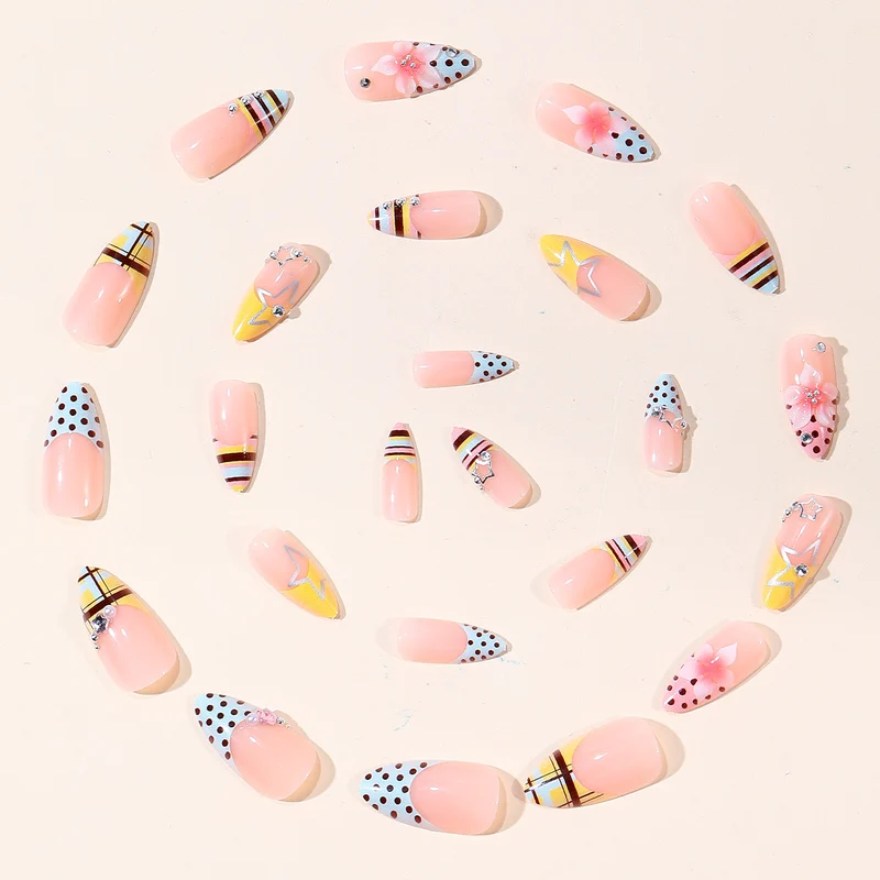 Elegante florale und geometrische 3D-Nagelkunstverlängerungen Karnz