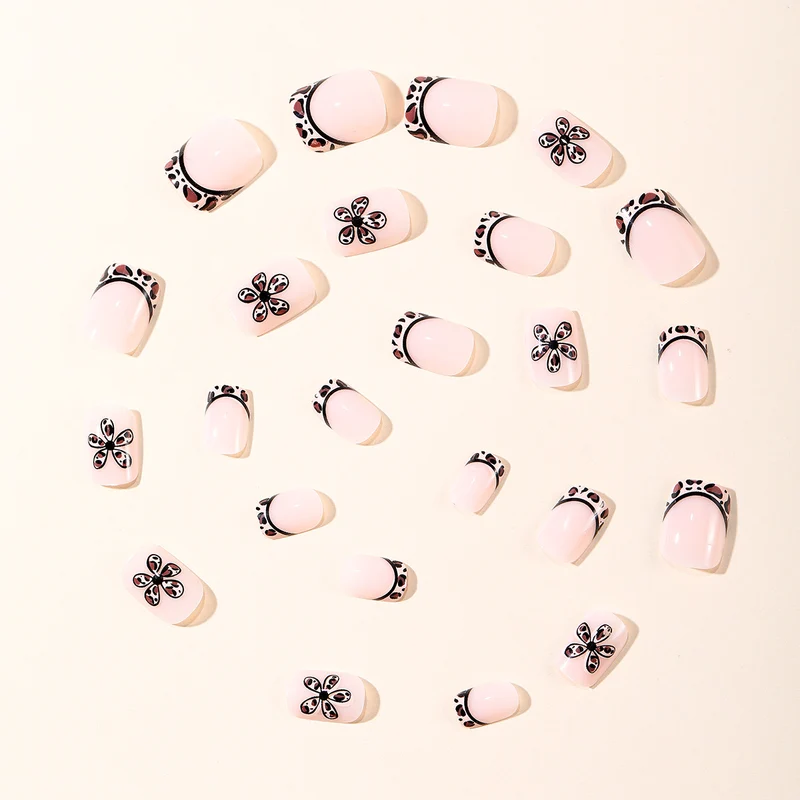 Elegantes florales Akzent-Nagelkunst-Set Karnz