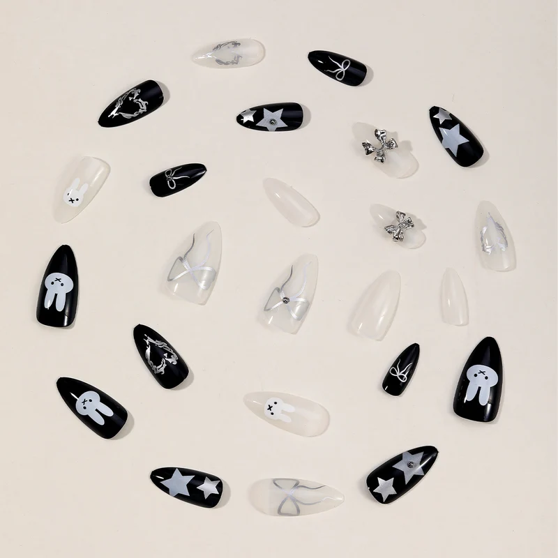 Dekorative gotische Nagelkunst-Verlängerungen Karnz