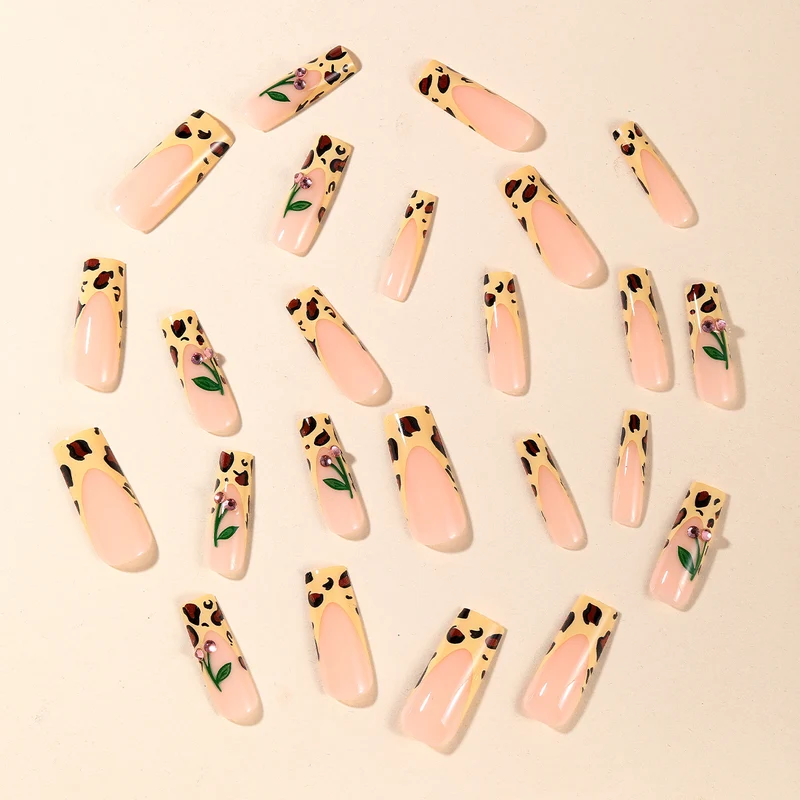 Dekorative Acryl-Nagelkunstverlängerungen Karnz