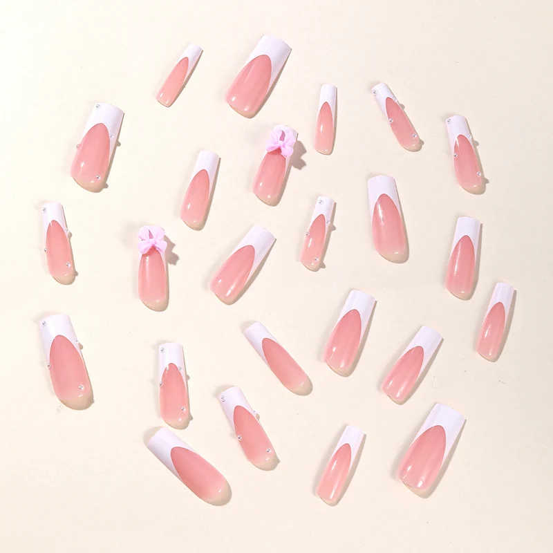 Dekoratives 3D Nagelkunstdesign Karnz