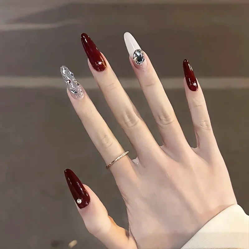 Glänzendes dekoratives Press-On-Nagelset Karnz