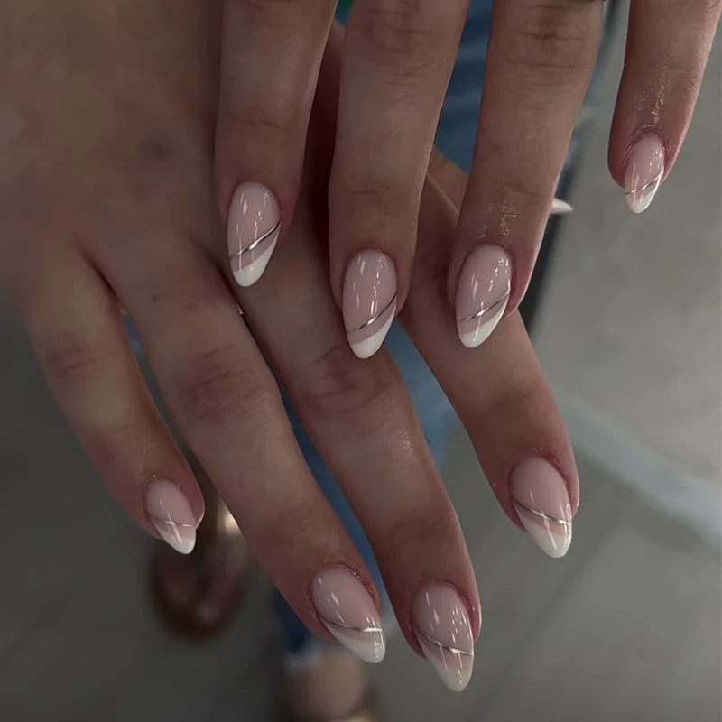 Elegante Stiletto Press-On Nagelkunst mit Strass-Akzenten Karnz