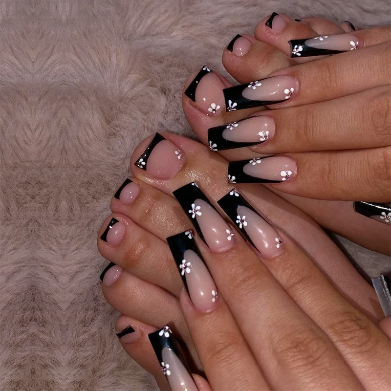 Elegante Stiletto Press-On Nagelkunst mit Strass-Akzenten Karnz