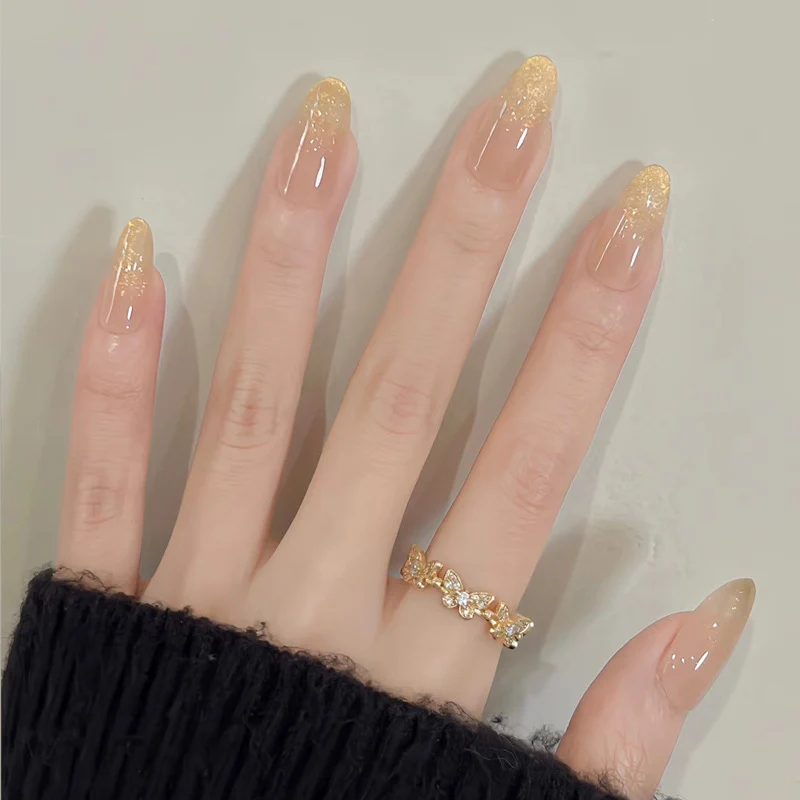 Elegante Druck-Nageltips mit goldenen Akzenten Karnz