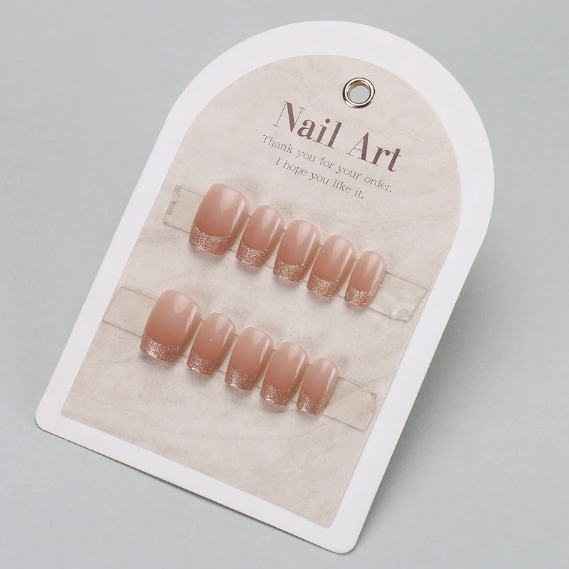 Elegante Druck-Nageltips mit goldenen Akzenten Karnz