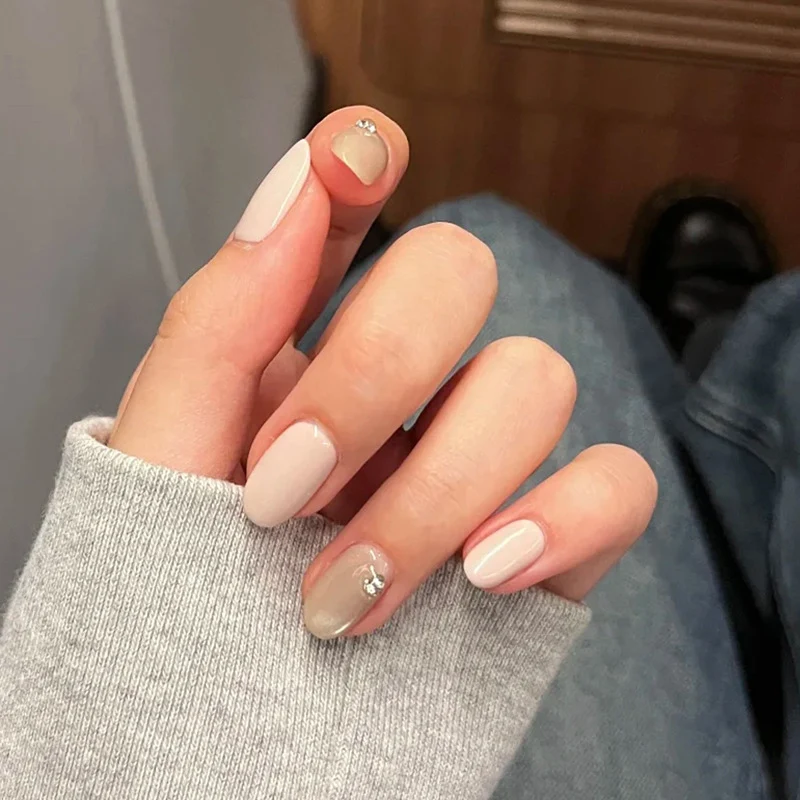 Elegante Druck-Nageltips mit goldenen Akzenten Karnz