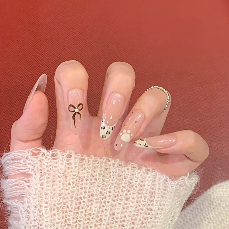 Elegante Druck-Nageltips mit goldenen Akzenten Karnz