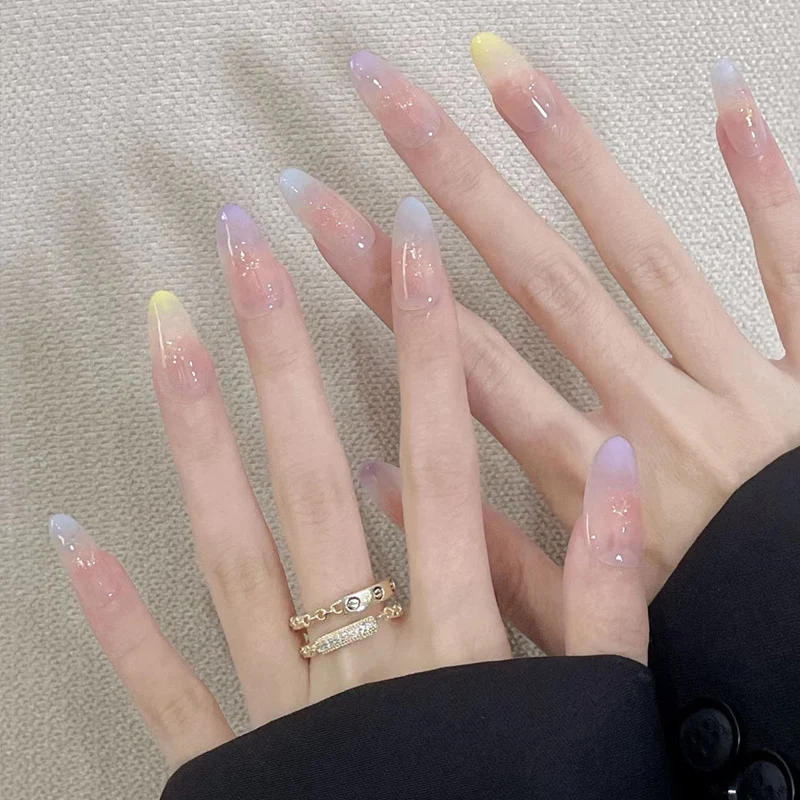 Elegante Druck-Nageltips mit goldenen Akzenten Karnz