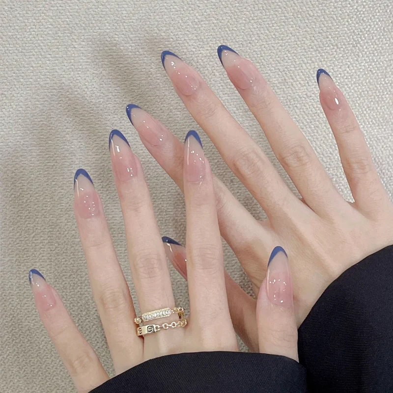 Elegante Druck-Nageltips mit goldenen Akzenten Karnz