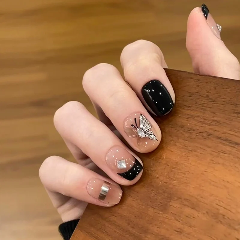 Elegante Druck-Nageltips mit goldenen Akzenten Karnz