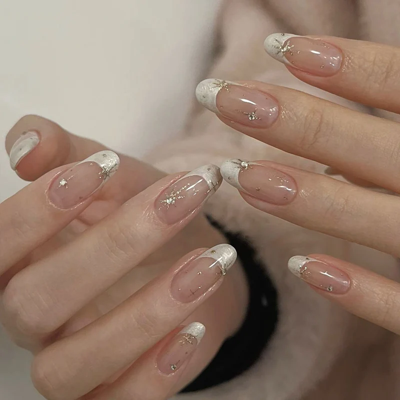 Elegante Druck-Nageltips mit goldenen Akzenten Karnz