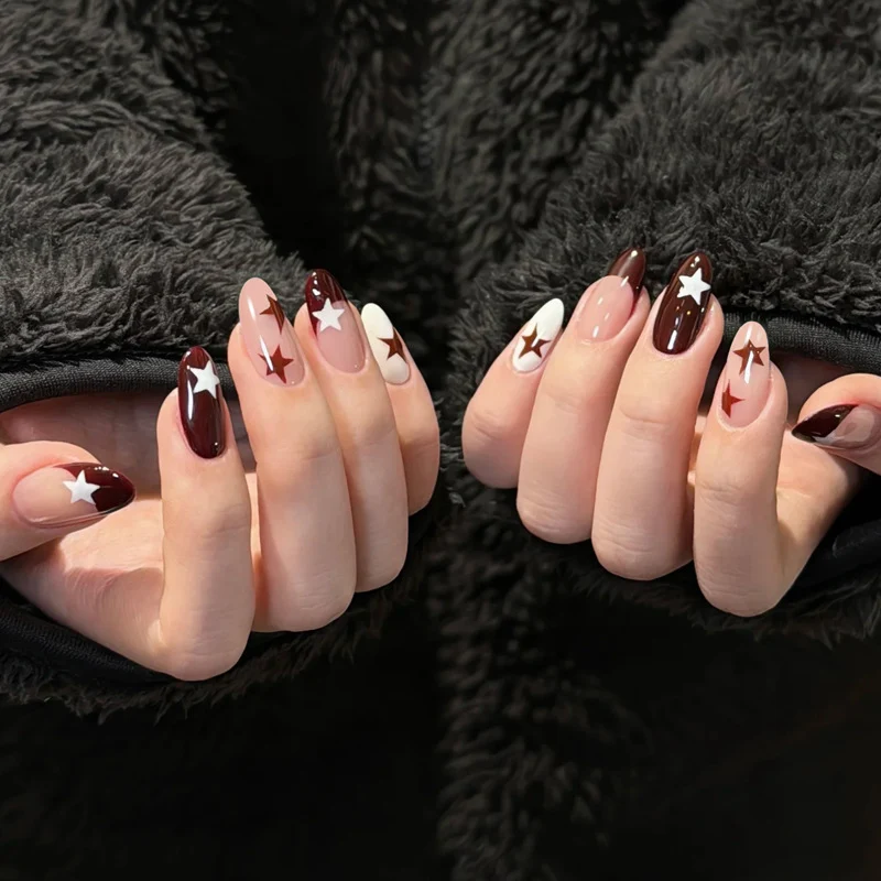 Elegante Druck-Nageltips mit goldenen Akzenten Karnz