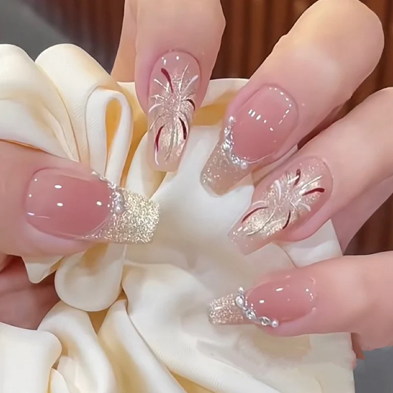 Elegante Druck-Nageltips mit goldenen Akzenten Karnz