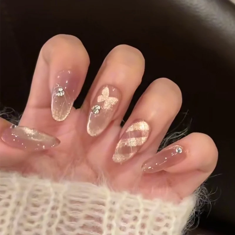 Elegante Druck-Nageltips mit goldenen Akzenten Karnz