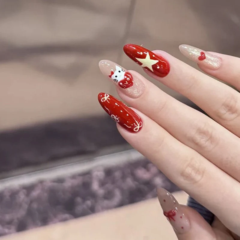 Elegante Druck-Nageltips mit goldenen Akzenten Karnz