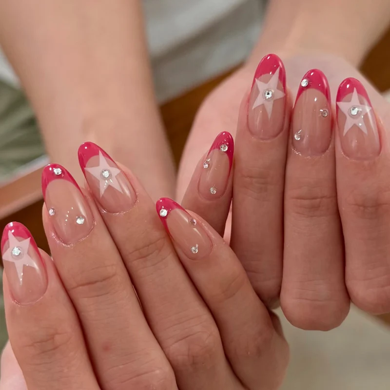 Elegantes Press-On-Nageldesign mit Stern- und Strassakzenten Karnz