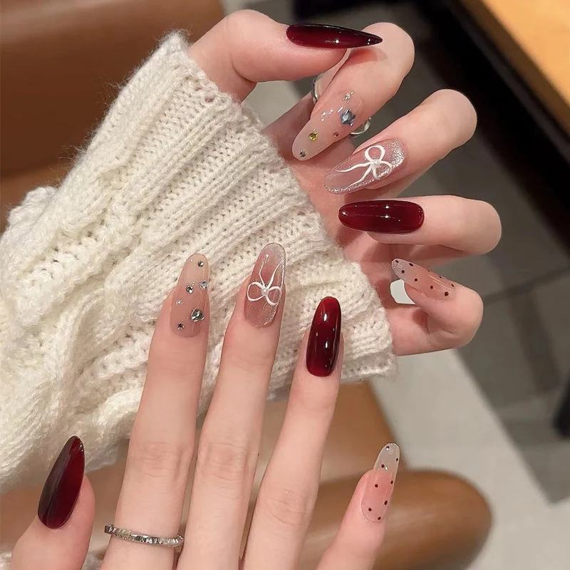 Elegantes Press-On-Nageldesign mit Strassakzenten Karnz
