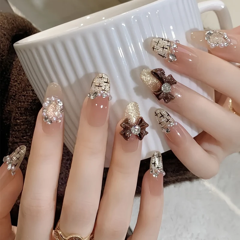 Elegantes Press-On-Nageldesign mit Strassakzenten Karnz