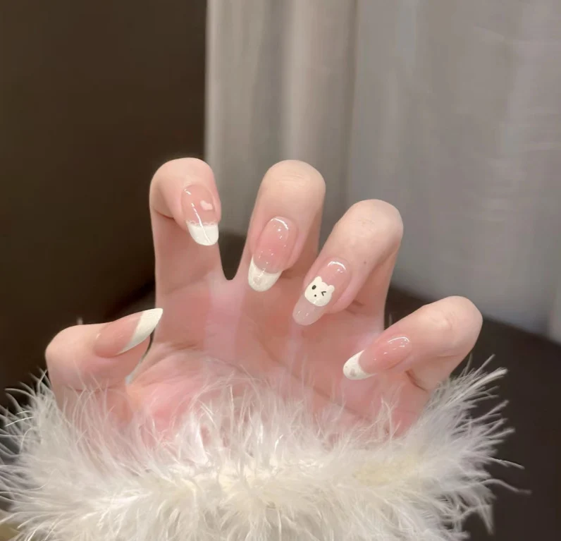 Elegantes Press-On-Nageldesign mit Strassakzenten Karnz
