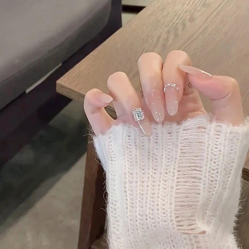 Elegantes Press-On-Nageldesign mit Strassakzenten Karnz
