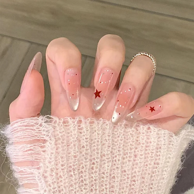 Elegantes Press-On-Nageldesign mit Strassakzenten Karnz