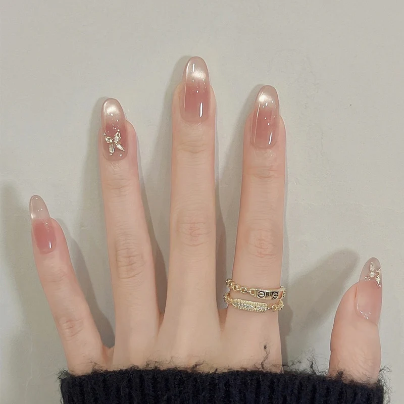 Elegante Ombre Press-On Nägel mit floralen Schmetterlingsakzenten Karnz