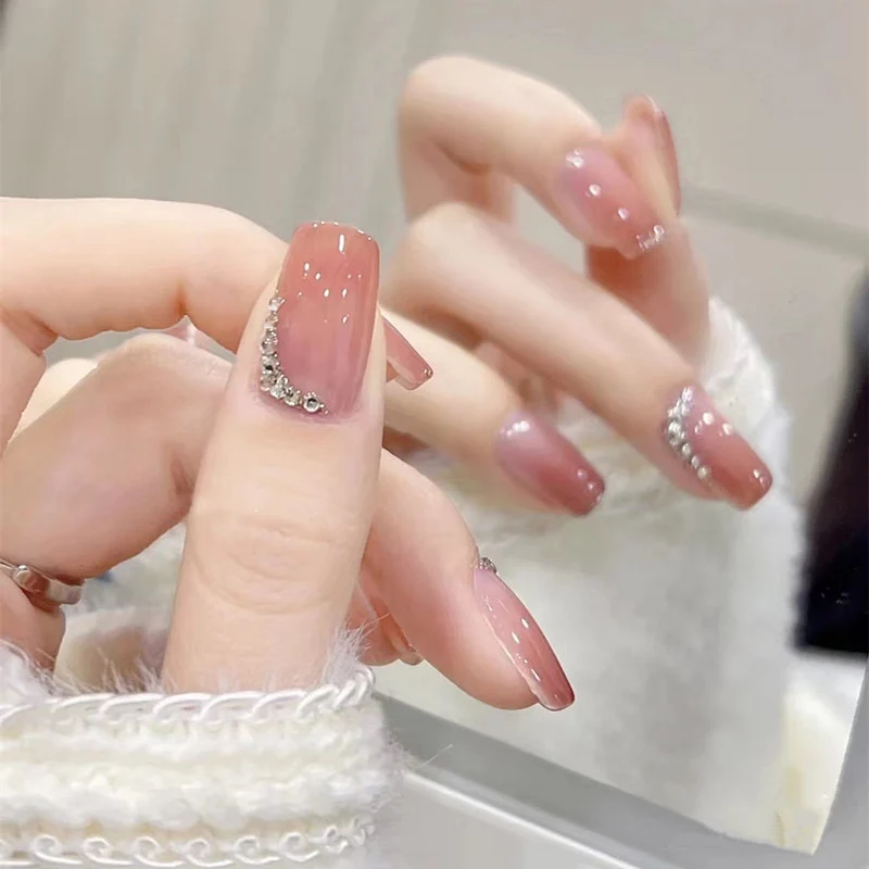Elegante Ombre Press-On Nagelset mit dekorativen Strassakzenten Karnz