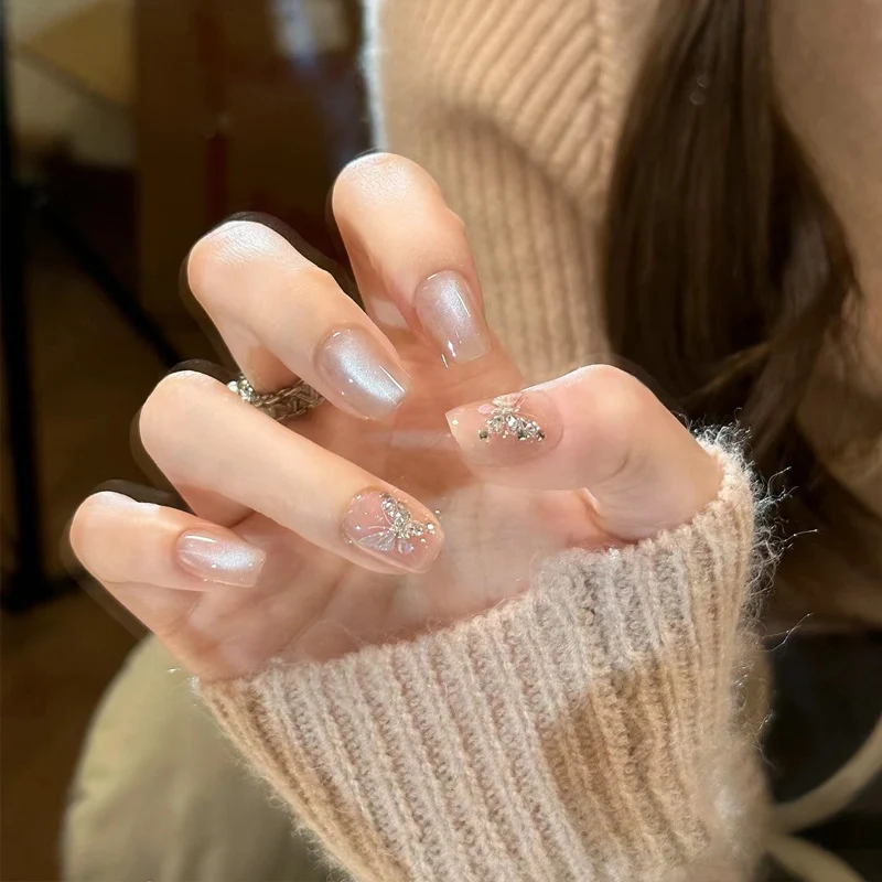 Elegantes Nagelkunstset mit floralen Akzenten Karnz