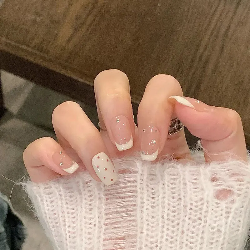 Elegante Lange Press-On Nägel Set mit Künstlerischen Spitzen Karnz