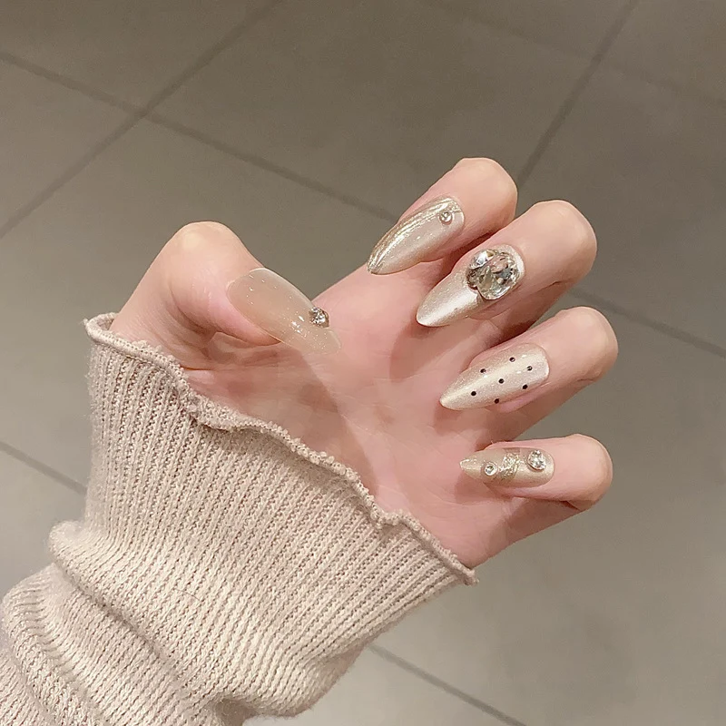 Elegante Lange Press-On Nägel Set mit Künstlerischen Spitzen Karnz