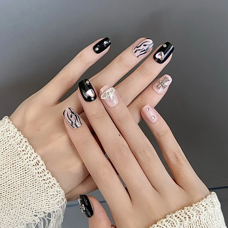 Elegante Lange Press-On Nägel Set mit Künstlerischen Spitzen Karnz