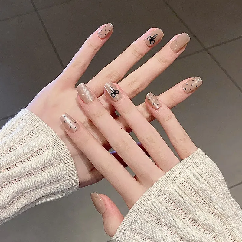 Thematische Nagelkunst Press-On Nägel mit süßen Charakter- und Schleifendesigns Karnz