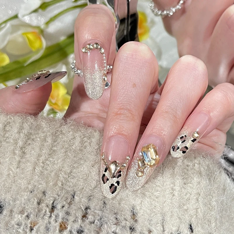 Stylisches Press-On Nagel-Set mit eleganten Glitzerakzenten Karnz