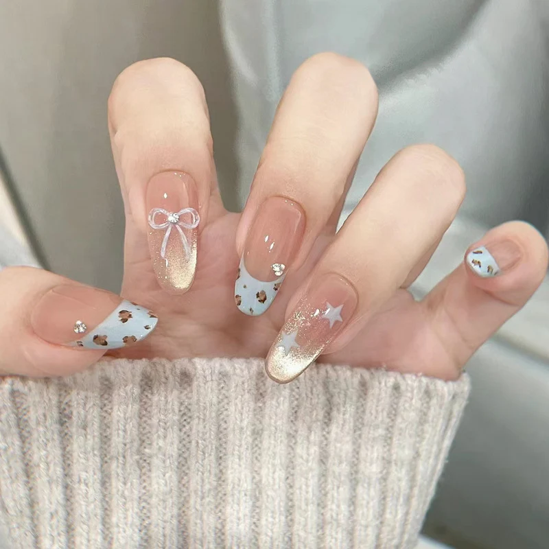 Stylisches Press-On Nagel-Set mit eleganten Glitzerakzenten Karnz