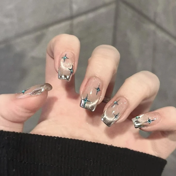Stylisches Press-On Nagel-Set mit eleganten Glitzerakzenten Karnz