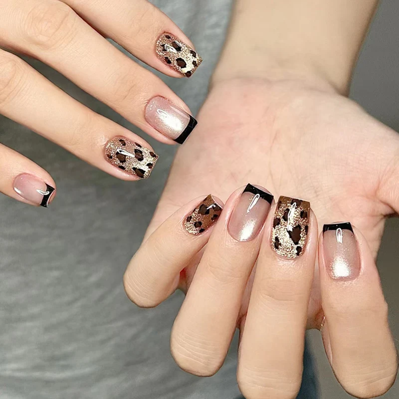 Stylisches Press-On Nagel-Set mit eleganten Glitzerakzenten Karnz