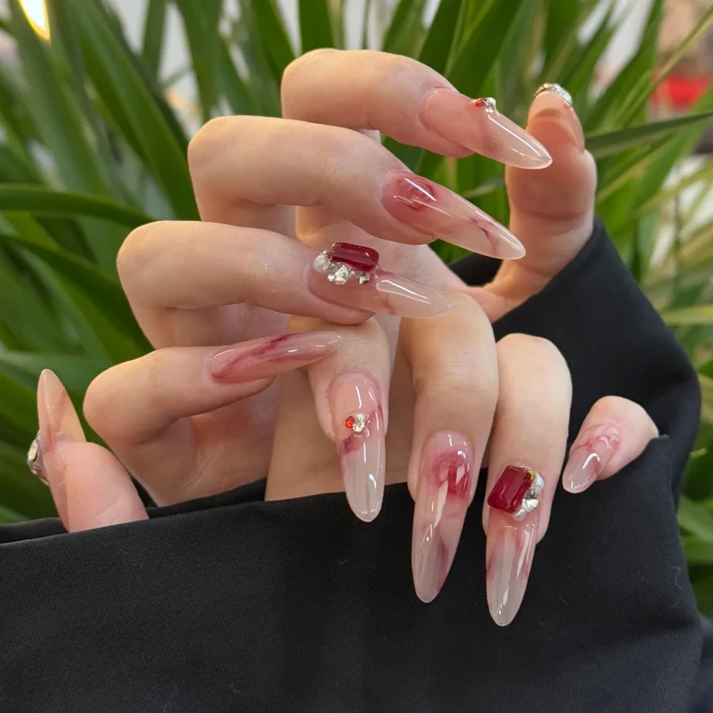 Stylisches Press-On Nagel-Set mit eleganten Glitzerakzenten Karnz