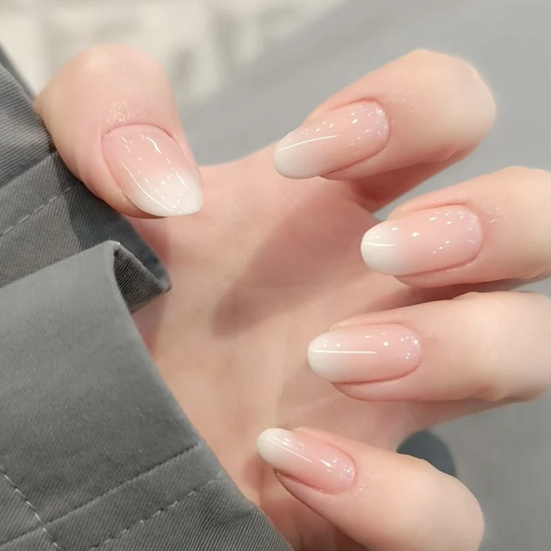 Stylisches Press-On Nagel-Set mit eleganten Glitzerakzenten Karnz